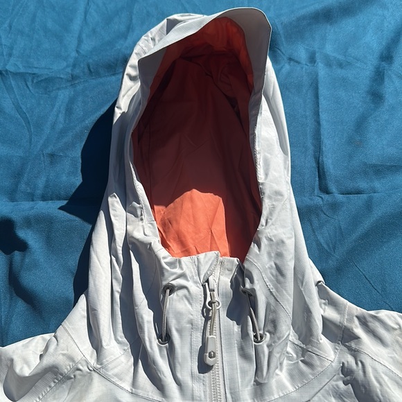 Mountain Hardware outer shell rain jacket white with orange mesh inner lining SP - Picture 4 of 11